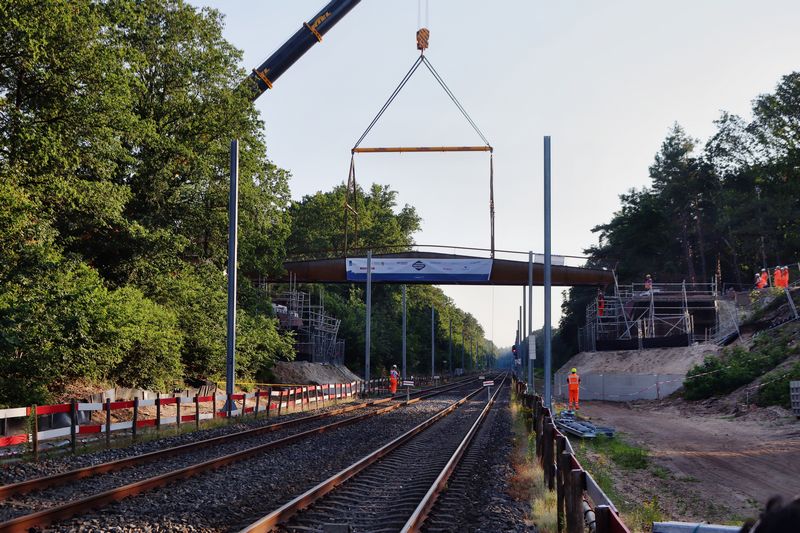 Plaatsing brug over de Maaslijn bij Molenhoek.